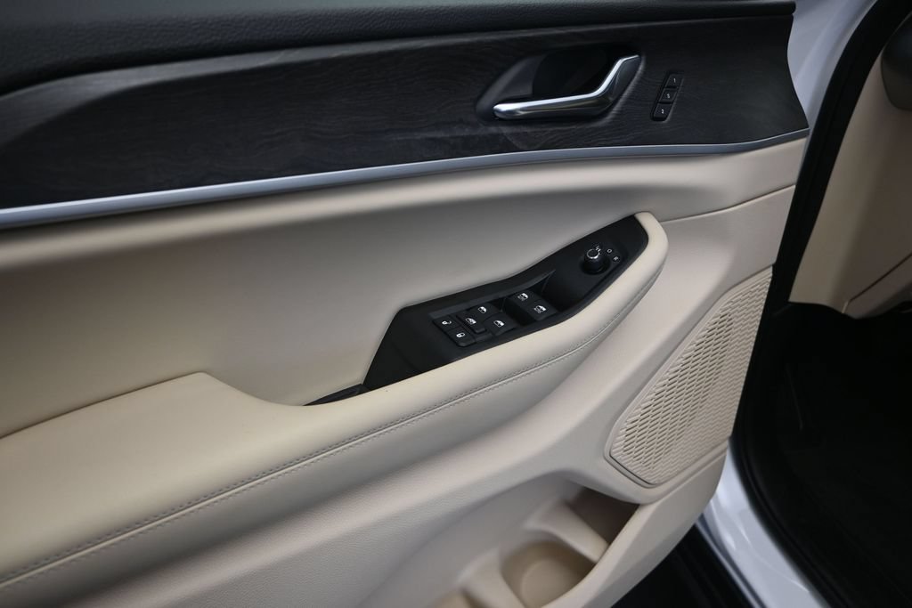 Used 2025 Jeep Grand Cherokee Limited RWD image 11