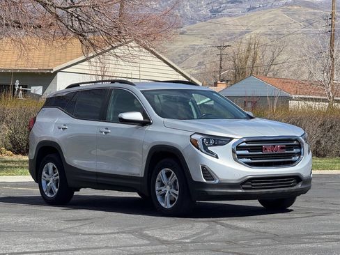 Used 2021 GMC Terrain SLE w/ Driver Convenience Package image 3