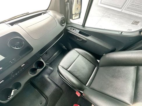 Used 2019 Freightliner Sprinter 144 RWD image 11