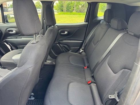 Used 2023 Jeep Renegade Latitude AWD/4WD image 12