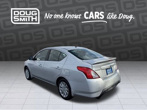 Used 2015 Nissan Versa SV image 3