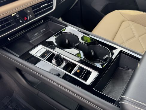 Used 2024 Volkswagen Atlas Cross Sport SE w/ Panoramic Sunroof Package image 28