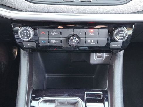 Used 2025 Jeep Compass Sport image 17