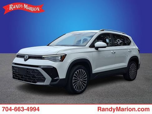 Used 2025 Volkswagen Taos SE FWD image 1