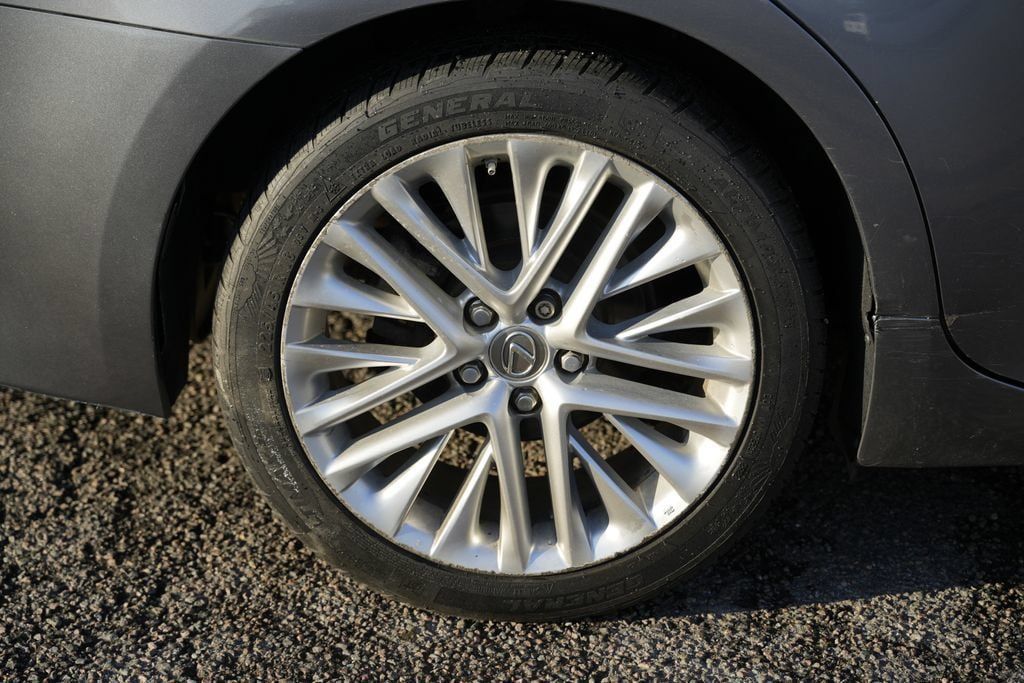 Used 2015 Lexus ES 350 w/ Ultra Luxury Package FWD image 13