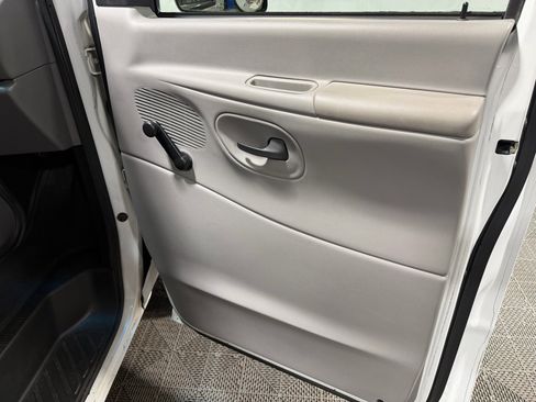 Used 1999 Ford E-150 and Econoline 150 image 8