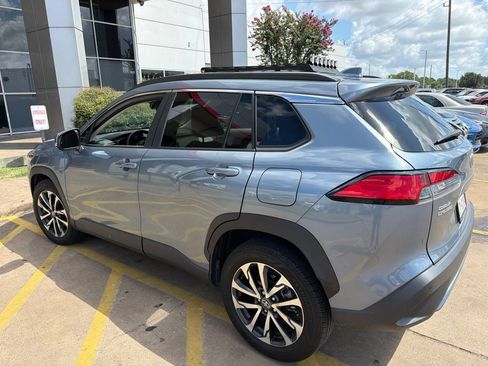 Used 2024 Toyota Corolla Cross XLE FWD image 2