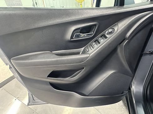 Used 2020 Chevrolet Trax LT FWD image 18
