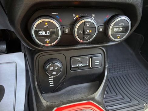 Used 2017 Jeep Renegade Trailhawk w/ Premium Trailhawk Package AWD/4WD image 35