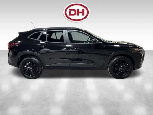 Used 2025 Chevrolet Trax ACTIV w/ Sunroof Package image 2