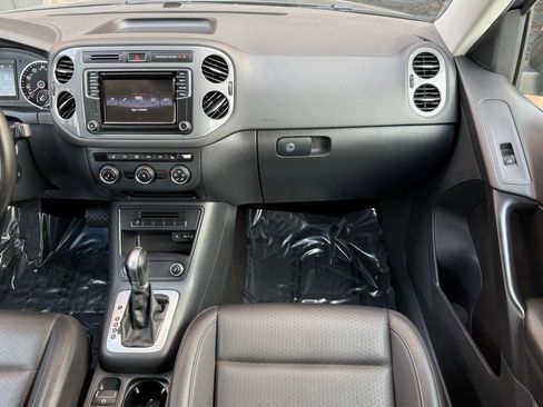 Used 2017 Volkswagen Tiguan S image 18