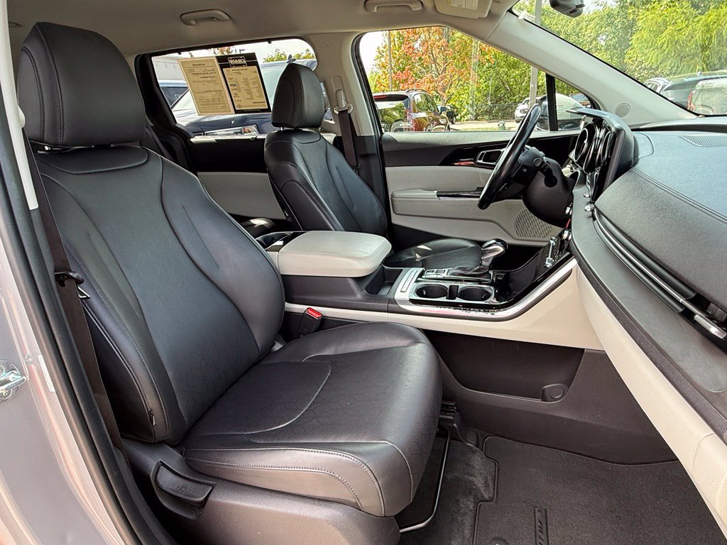 Used 2022 Kia Carnival EX FWD image 40