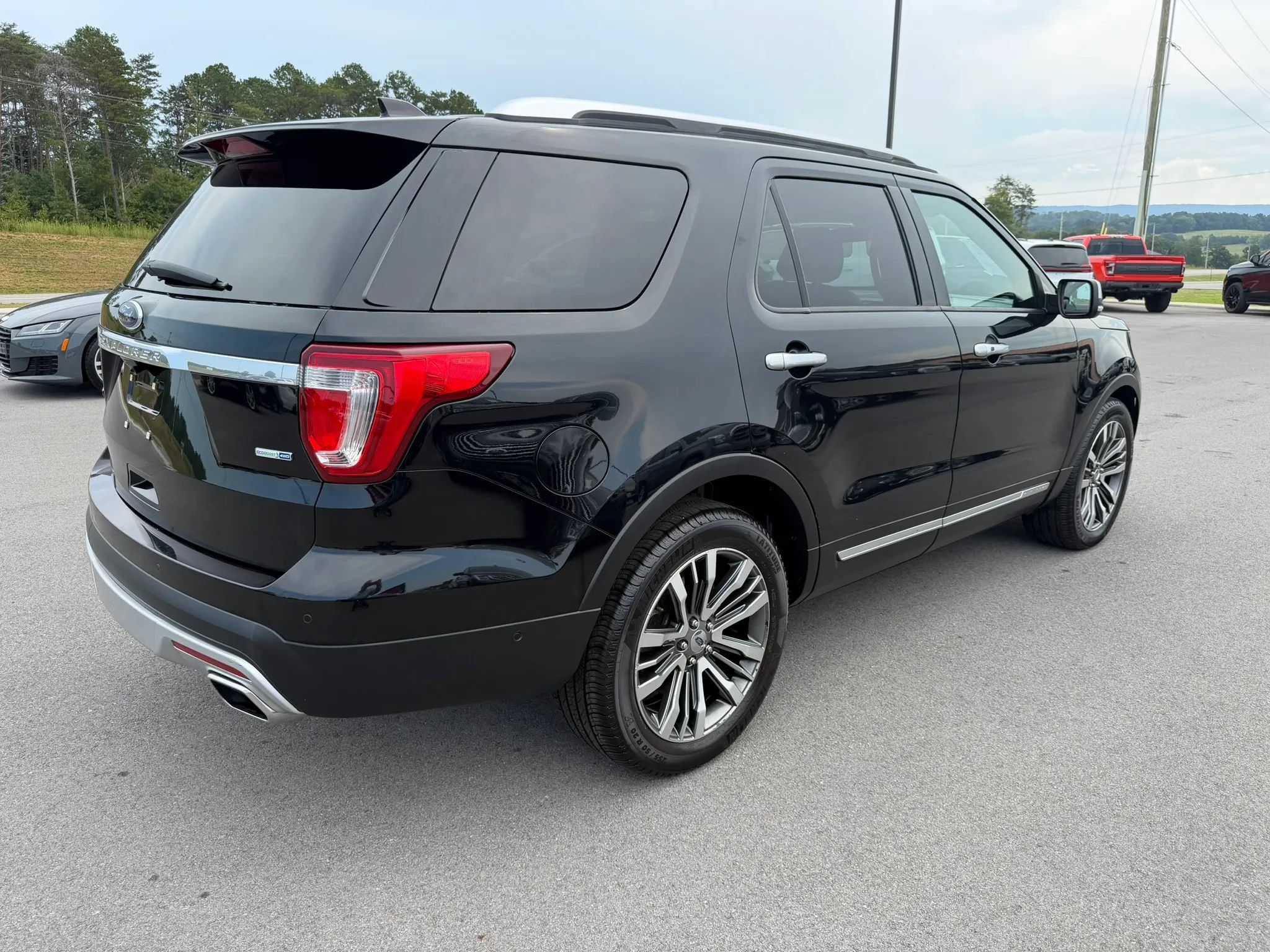 Used 2017 Ford Explorer Platinum AWD/4WD image 4
