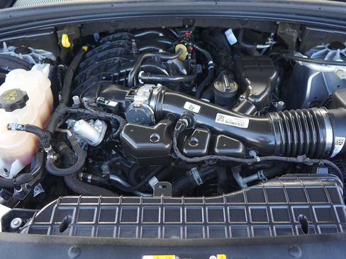 Used 2024 Jeep Grand Cherokee Laredo RWD image 9