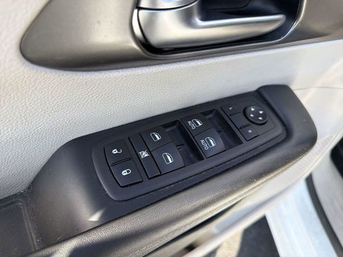 Used 2023 Chrysler Pacifica Touring-L FWD image 14