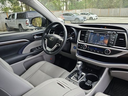 Used 2015 Toyota Highlander Limited Platinum image 10