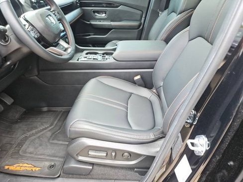 Used 2025 Honda Pilot TrailSport image 22