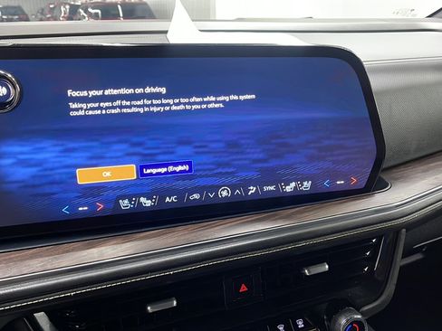 Used 2025 Chevrolet Suburban Premier AWD/4WD image 8