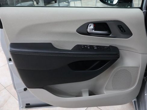 Used 2024 Chrysler Pacifica Touring-L FWD image 13