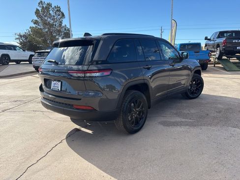 New 2025 Jeep Grand Cherokee Altitude image 5