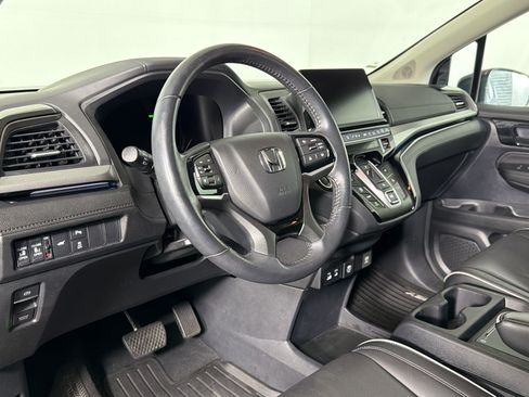 Used 2025 Honda Odyssey Touring image 3