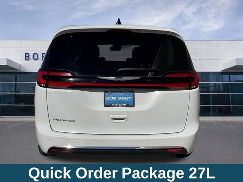 Used 2023 Chrysler Pacifica Touring-L image 6
