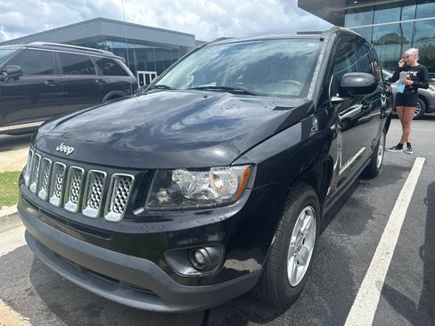 Used 2017 Jeep Compass Latitude FWD image 2