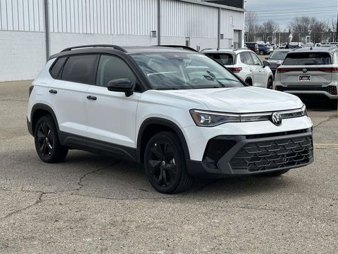 New 2025 Volkswagen Taos SE FWD image 5