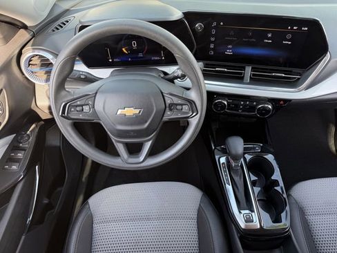 Used 2025 Chevrolet Trax LT FWD image 14
