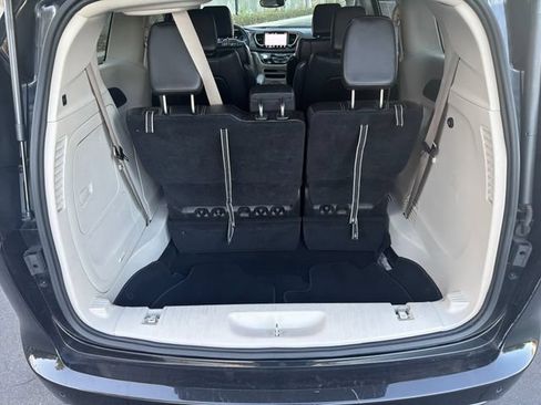 Used 2023 Chrysler Pacifica Touring-L FWD image 18