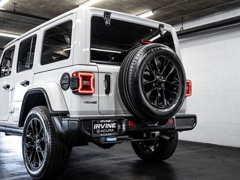 Used 2024 Jeep Wrangler Unlimited Sahara w/ Safety Group AWD/4WD image 16