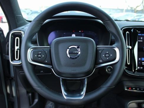 Used 2025 Volvo XC40 B5 Plus image 23