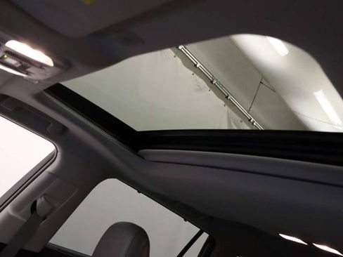 Used 2023 Toyota Highlander Limited FWD image 3
