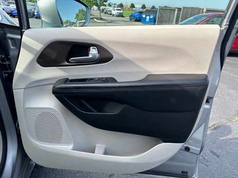 Used 2018 Chrysler Pacifica Touring-L FWD image 35