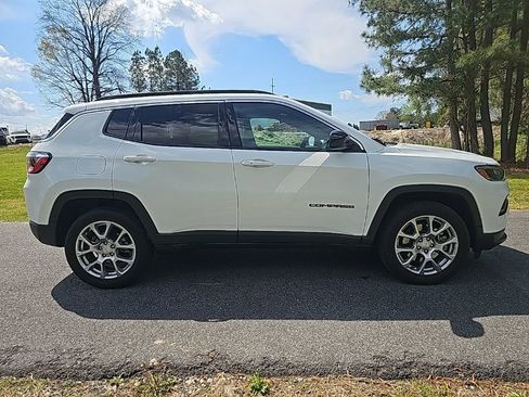 Used 2024 Jeep Compass Latitude image 4