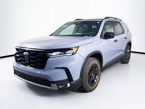 Certified 2025 Honda Pilot TrailSport image 4