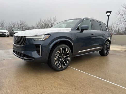 New 2026 Volvo XC90 T8 Plus image 3