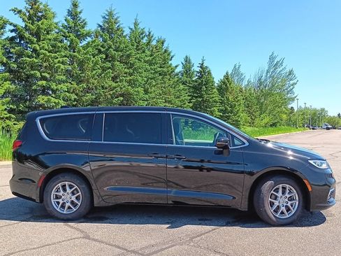 Used 2024 Chrysler Pacifica Touring-L FWD image 21