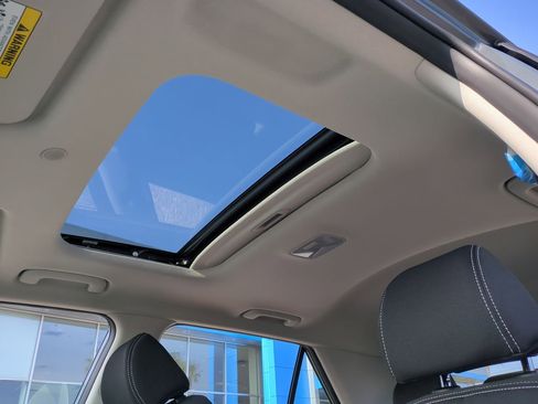 Used 2025 Hyundai Venue SEL image 18