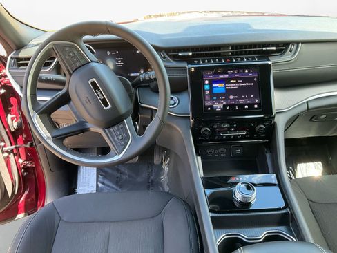 Used 2025 Jeep Grand Cherokee Laredo w/ Luxury Tech Group I AWD/4WD image 10