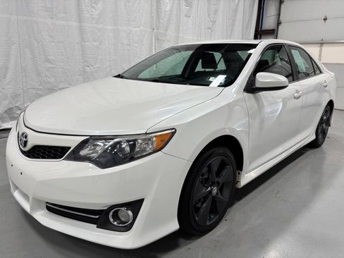 Used 2014 Toyota Camry SE FWD image 3