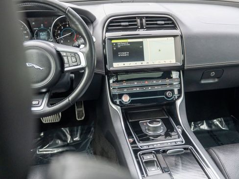 Used 2019 Jaguar XE R-Sport image 20