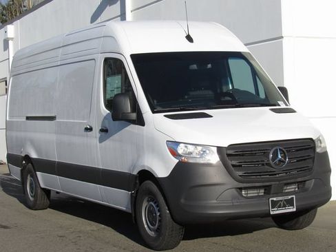 Used 2025 Mercedes-Benz Sprinter 2500 image 2