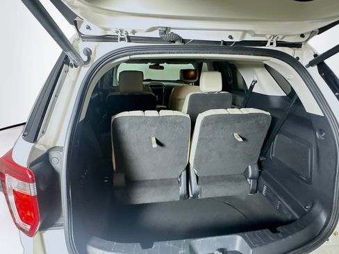 Used 2017 Ford Explorer Platinum image 30