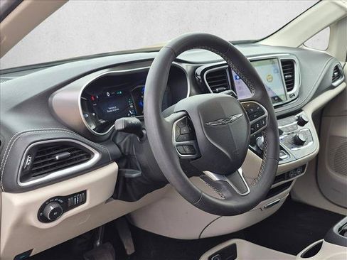 Used 2024 Chrysler Pacifica Limited FWD image 9
