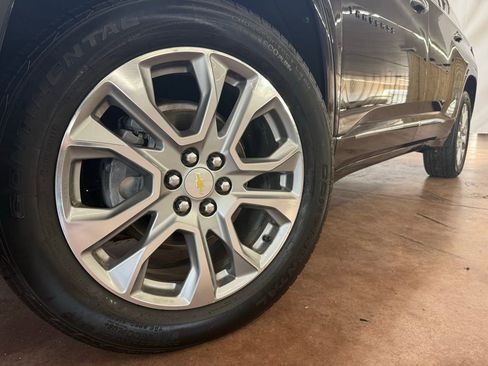 Used 2018 Chevrolet Traverse Premier w/ LPO, Blackout Package FWD image 23