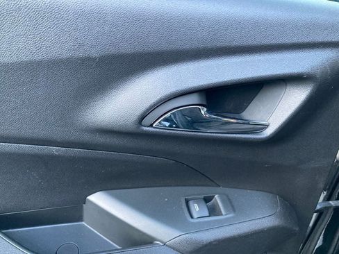 Used 2025 Chevrolet Trax LT FWD image 10