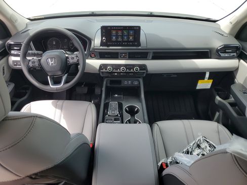 New 2025 Honda Pilot Touring image 14