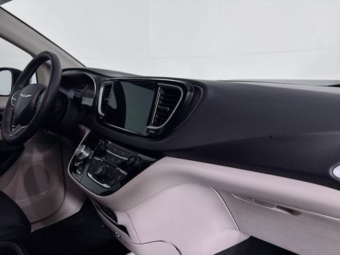 Used 2023 Chrysler Pacifica Touring-L image 29
