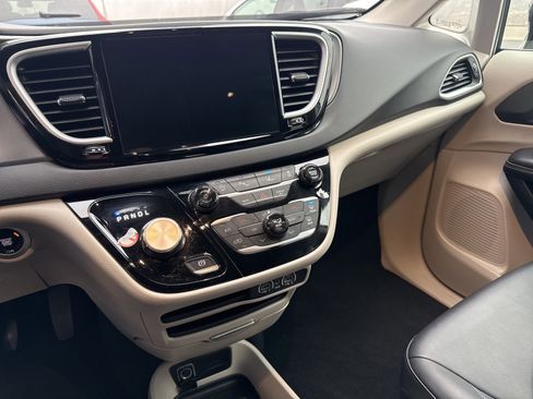 Used 2024 Chrysler Pacifica Touring-L image 21